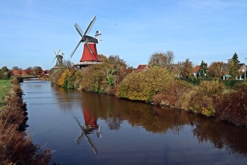 Die Greetsieler Zwillingsmühlenmit Spiegelbild
