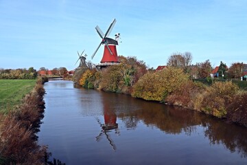 Die Greetsieler Zwillingsmühlen mit Spiegelbild