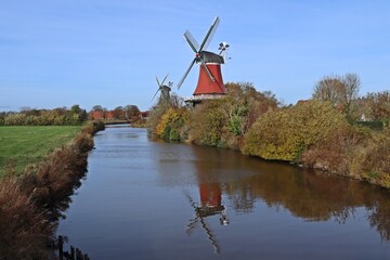 Die Greetsieler Zwillingsmühlen mit Spiegelbild