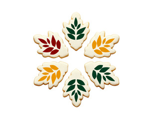 Obraz premium Leaf shaped sugar cookies with colorful autumn icing, arranged in circular pattern, evoke festive and cozy seasonal feeling, perfect for fall celebrations and gatherings