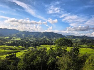 Paisaje mágico bajo un cielo azul