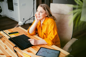 Naklejka premium Freelancer enjoying home office thinks about purchases and managing projects for clients and focusing on career success