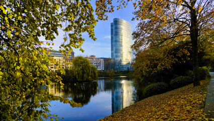Hochhaus am Schwanenspiegel - Naherholungsgebiet am Graf-Adfolf-Platz in D&uuml;sseldorf