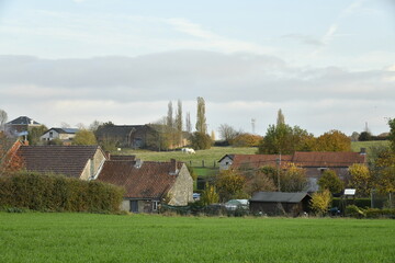 L'un des villages typiques composés de vieilles bâtisses en automne à Écaussinnes-d'Enghien...