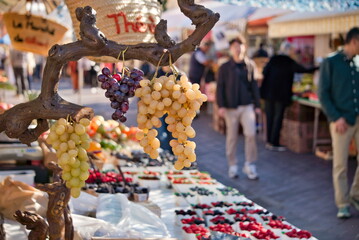 Fruits et légumes frais sur un étal de marché à Nice, sur la côte d'azur