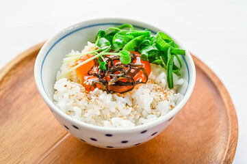 ご飯にのせた卵黄の塩昆布漬け