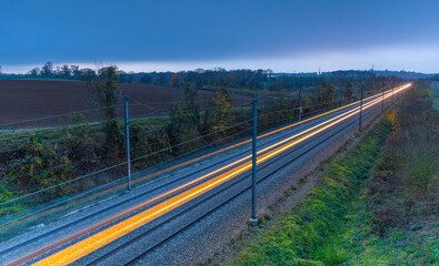 Photo de nuit du TGV roulant &agrave; 300 km/h
