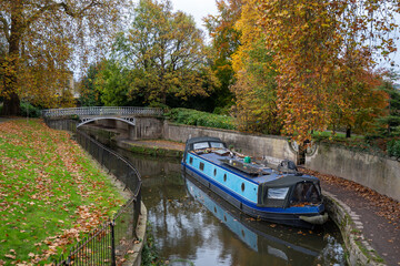 Obraz premium Canal boat on serene autumn afternoon