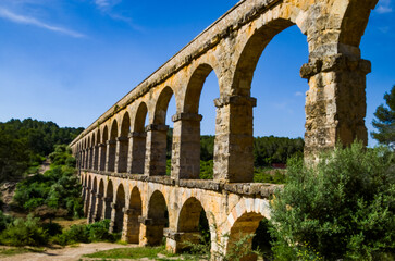 Fototapeta premium El acueducto de Ferreres, también conocido como Puente del Diablo, es una arquería romana que forma parte del acueducto que suministraba agua a Tarraco