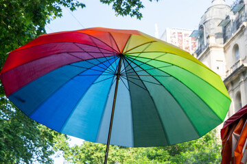 paraguas de colores referentes al orgullo gay
