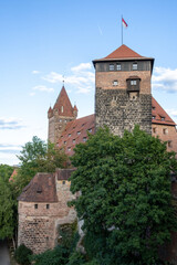 Obraz premium Nuremberg Castle (Kaiserburg Nürnberg) in Bavaria, Germany, showcasing its medieval towers, historic stone walls, and iconic old-town atmosphere under clear daylight.