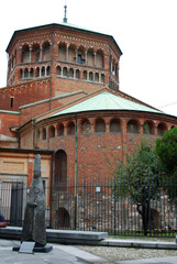Eine alte Backsteinkirche in Mailand, Italien.