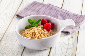 Oat porridge with raspberry