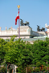 Der Volksgarten und das Parlament mit Fahnenmast in Wien.