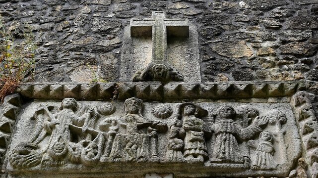 Bas-relief au-dessus de la porte d&rsquo;entr&eacute;e du couvent Santa Barbara de La Corogne en Galice