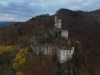 aus der Vogelperspektive, Schlossruine und die Burgruine Thernberg in Scheiblingkirchen-Thernberg,...
