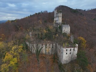 Schlossruine und Burgruine Thernberg in Scheiblingkirchen-Thernberg, Niederösterreich 