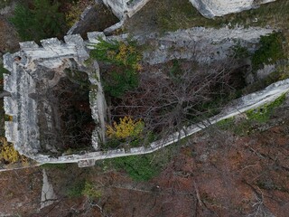 tiefer Blick Blick in die Burgruine und Schlossruine Thernberg in Scheiblingkirchen-Thernberg,...