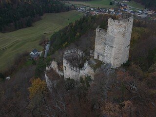 Drohnenblick auf den Bergfried und die Burgruine Thernberg 