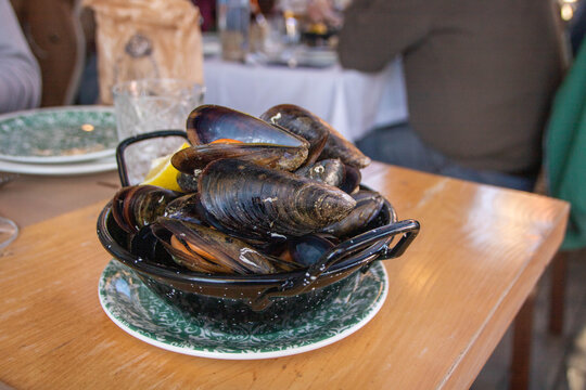 Plate of mussels cooked with wine and lemon