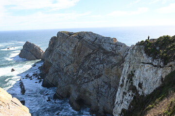 una chica en los acantilados de cabo peñas, asturias, españa
