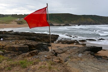 bandera roja en la playa de asturias