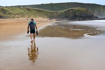 senderista en la playa de asturias