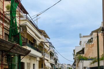 Grecja, Pireus. Widok na budynki z elementami infrastruktury miejskiej