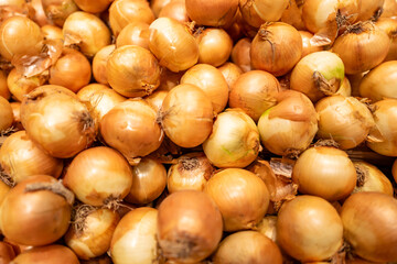 スーパーの玉ねぎ売り場・ボリューム感のある背景素材