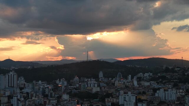 Por do Sol em Divin&oacute;polis MG