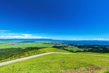 【秋田県男鹿半島】寒風山から見た日本海と八郎潟干拓地の水田の絶景