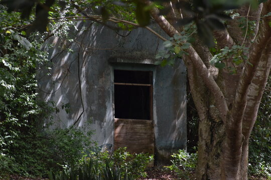 Edificio abandonado en el parque nacional Julio Enrique Monagas