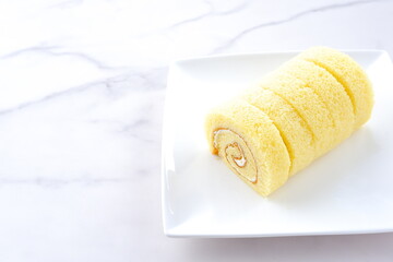 ロールケーキ - ふんわりとした食感のロールケーキ（バニラ）でおやつの時間
