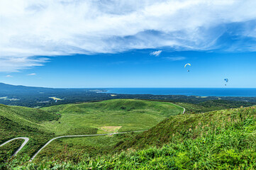 【秋田県男鹿半島】寒風山から見た日本海とそれを見ながら飛び回るハンググライダー