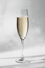 白のクリーンさが強調するラグジュアリーな泡と細身の器. 生成AI