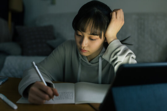 夜中に勉強する女の子