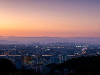 夜明けの空と街の風景