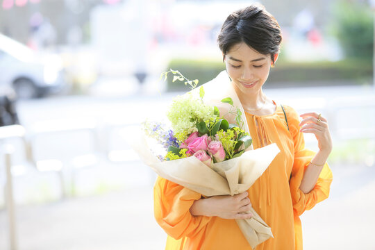 屋外で花束を持つ女性