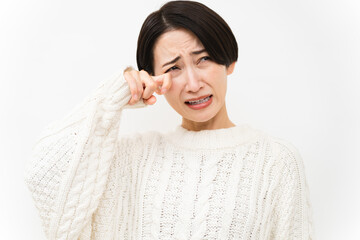 白いニットを着た女性　ライフスタイルイメージ