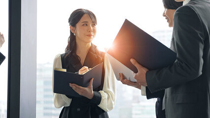 オフィスで会話するビジネスパーソンのグループ