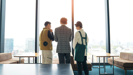 店舗施設で打ち合わせする店員・設計士・作業員