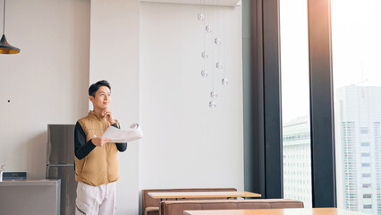 建物を点検する男性作業員 © metamorworks