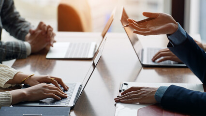 オフィスで会議するカジュアルなビジネスパーソンのグループ