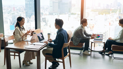 ロビーで面談するカジュアルなビジネスパーソンのグループ