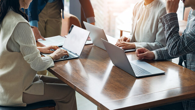 オフィスで会議するカジュアルなビジネスパーソンのグループ