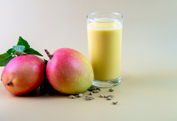 A mango juice with some mangoes 