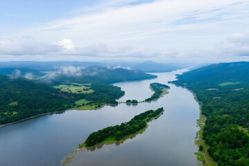 Aerial View of Tennessee River Gorge Landscape: Serene Waters, Lush Greenery, and Scenic Mountain Vista