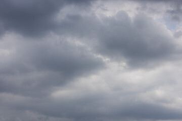 Obraz premium overcast sky filled with dark and light gray clouds, conveying a sense of moodiness