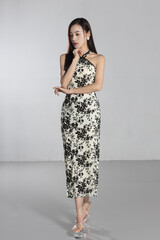 Sexy cheongsam, high heels, elegant beauty