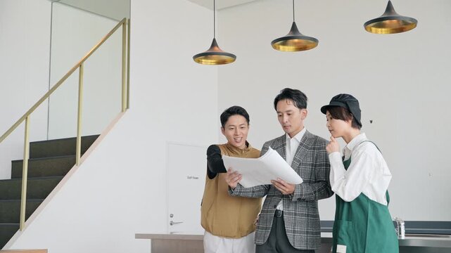 設計、店舗、内装、建築、改装、相談、店員、飲食店、工事、職人、指示、点検、メンテナンス、検査、チェック、確認、修理、修繕、設計士、建築士、デザイン、見積もり、施工、建物、不動産、作業員、業者、ビルメン、作業服、男性、女性、日本人、仕事、レストラン、カフェ、インテリア、室内、チームワーク、グループ、顧客、クライアント、依頼、注文、指導、説明、リフォーム、リノベーション、設計図、提案、人物